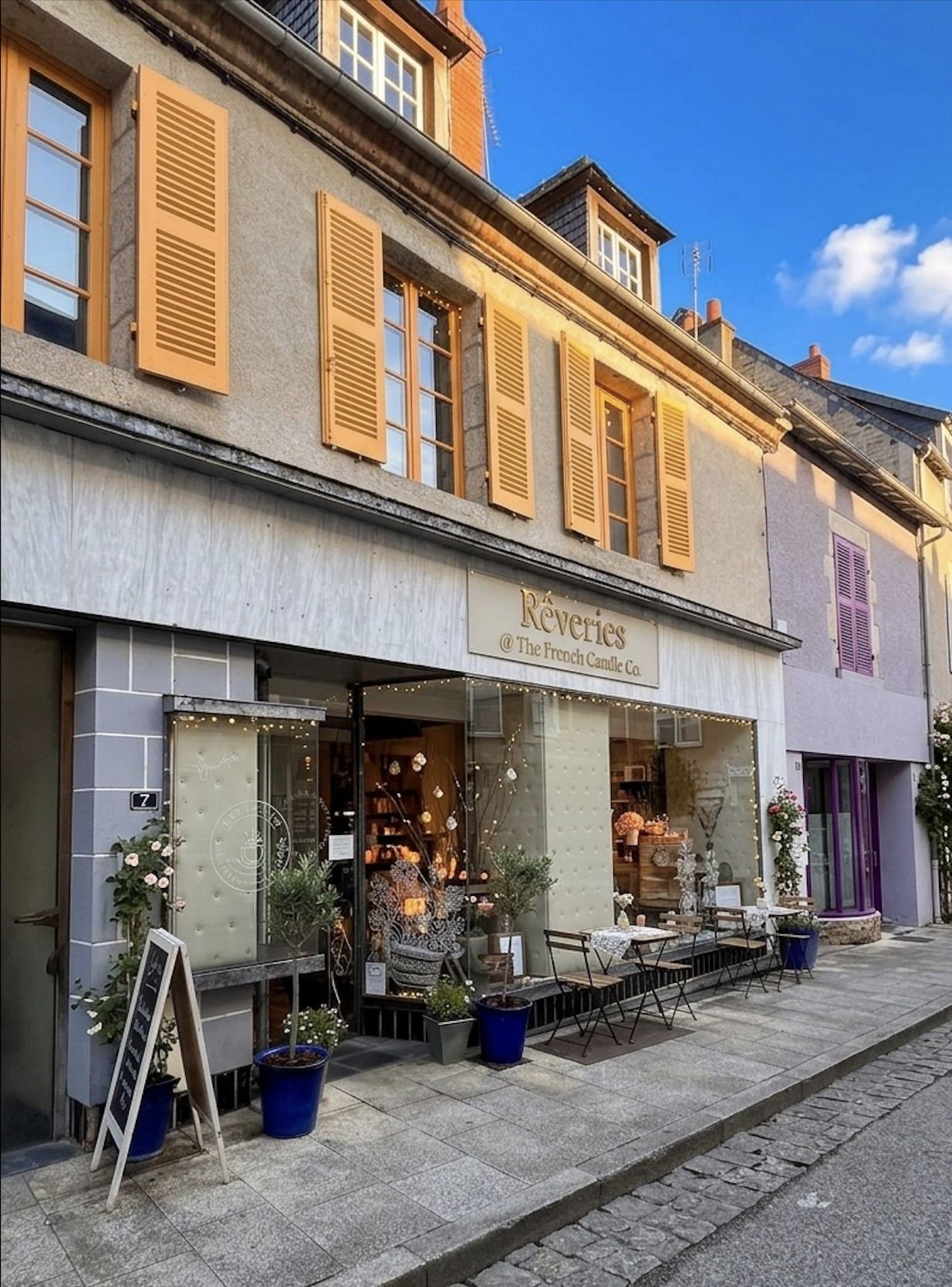 La façade de la maison à Boussac, avec la vitrine du café anglais au rez-de-chaussée