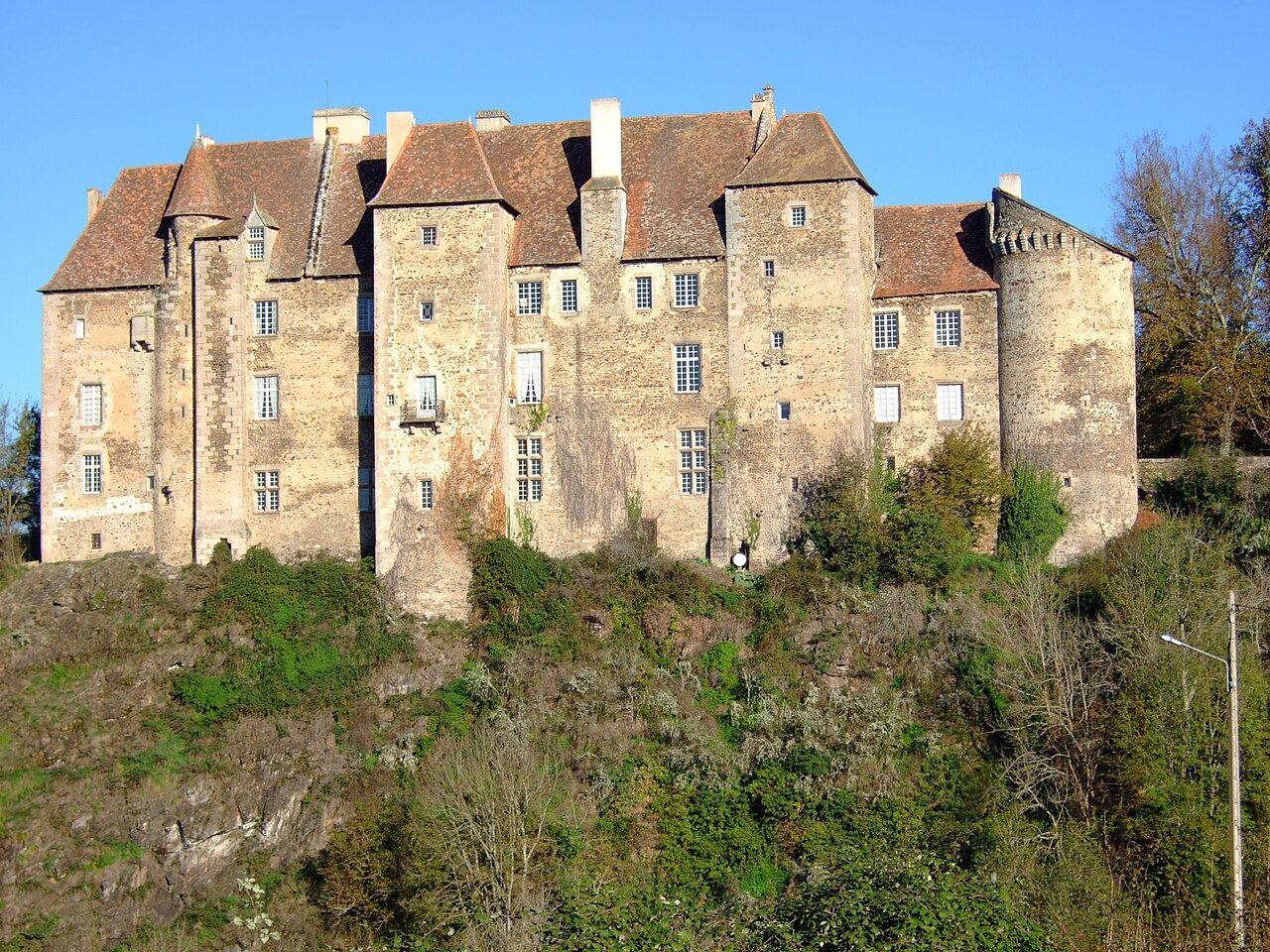 Le château de Boussac dominant la vallée de la Petite Creuse
